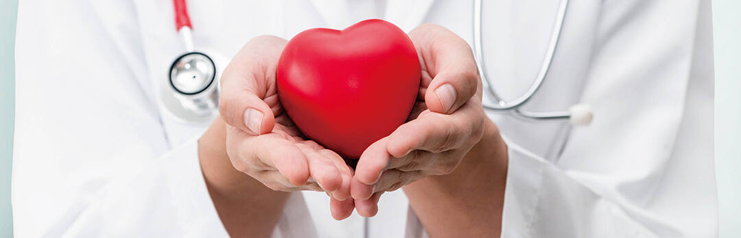 ハートを手に持つ人