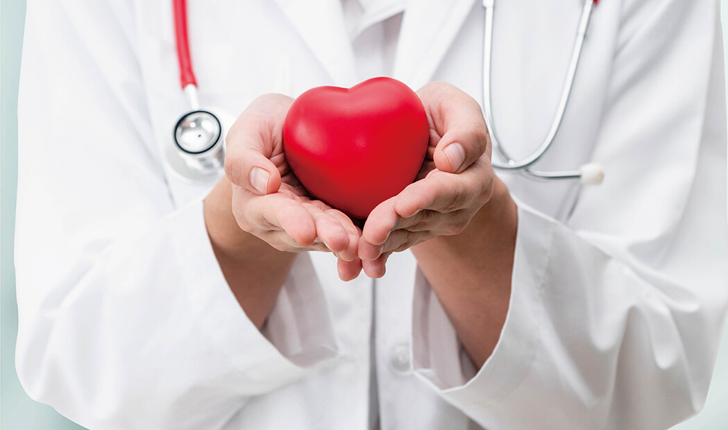 ハートを手で持つ人